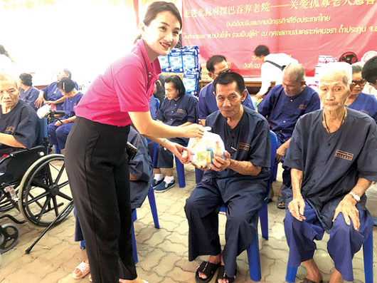 泰国石狮商会关爱孤寡老人慈善爱心活动走进北标府泰华佛教养老院 泰国石狮商会关爱孤寡老人慈善爱心活动走进北标府泰华佛教养老院
