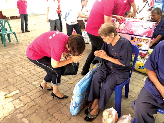 泰国石狮商会关爱孤寡老人慈善爱心活动走进北标府泰华佛教养老院
